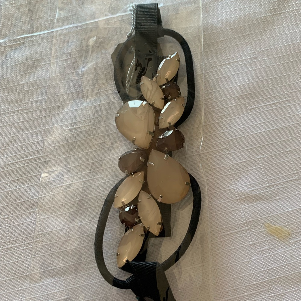 Ribbon and elastic headband with gem design.